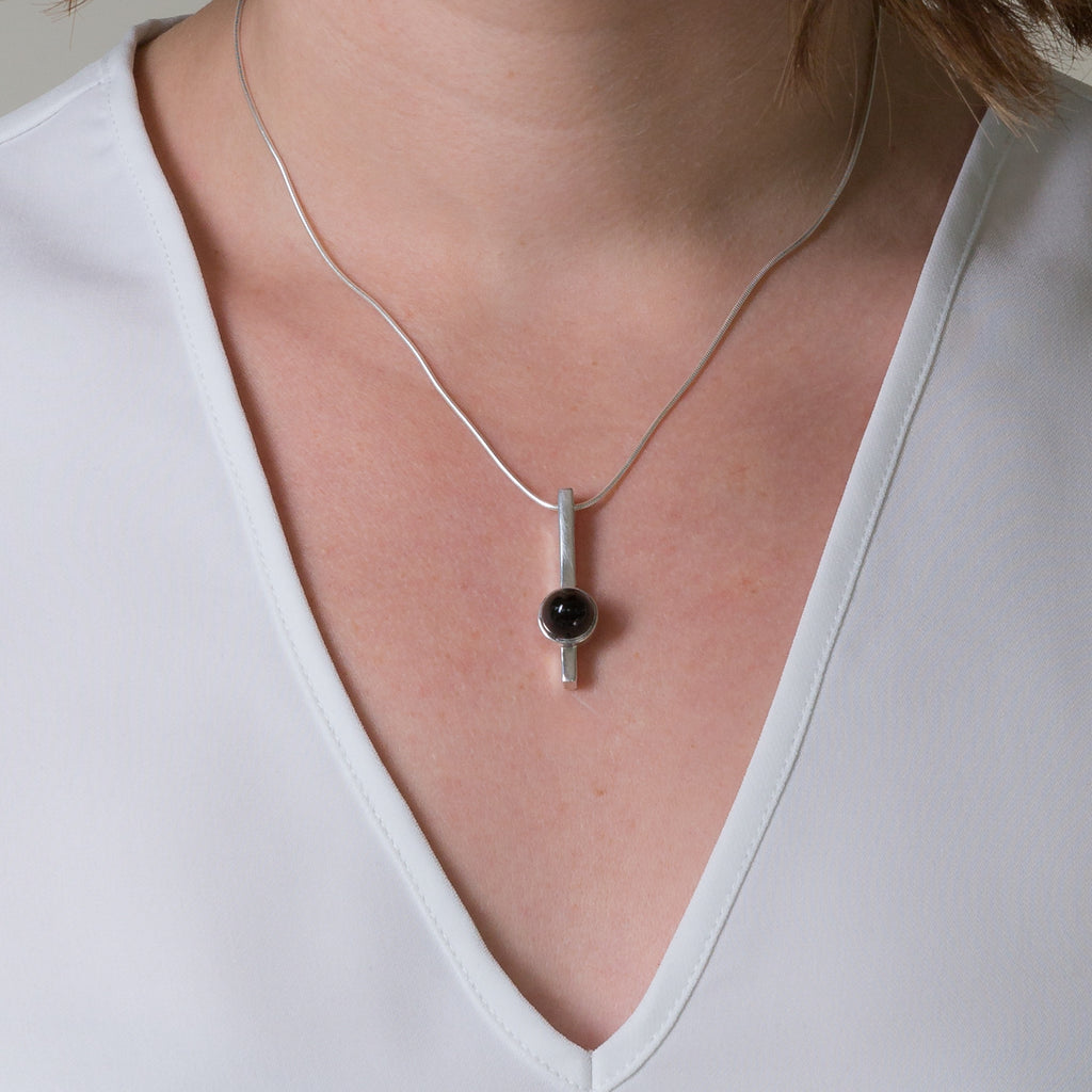 Bar Pendant Cairn Black Onyx