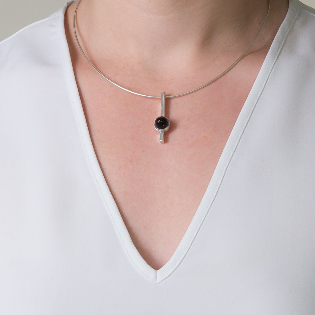 Bar Pendant Cairn Black Onyx